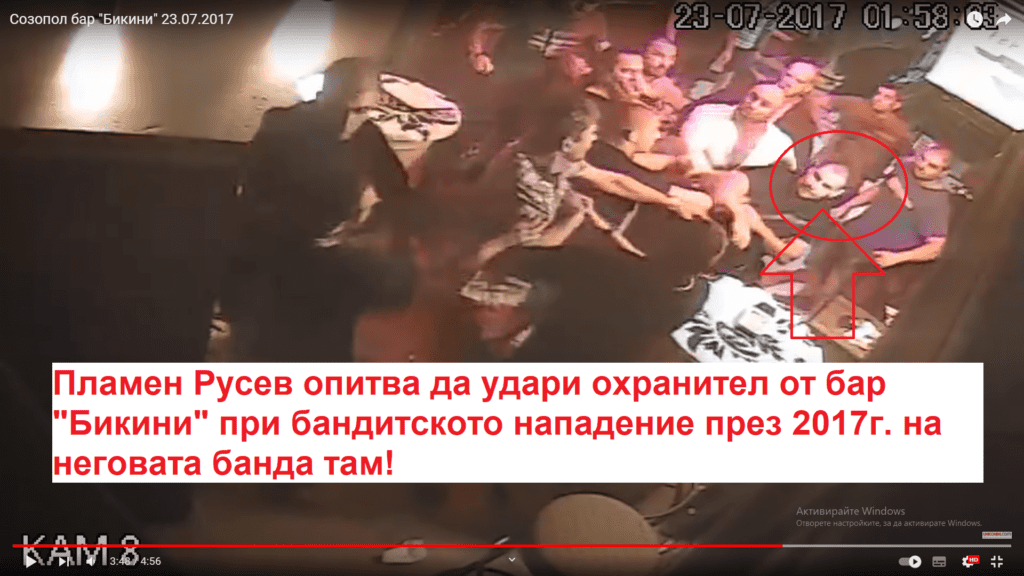 Пламен Русев убиецът от новата поща в Бургас го водят с белезници в съда за нападението на бандата му в бар Бикини в Созопол през 2017г.